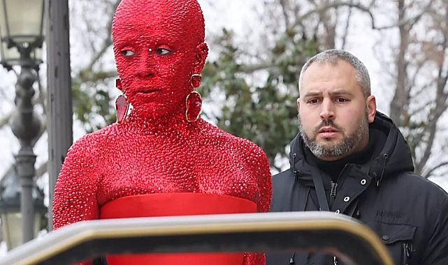 Doja Cat'i Paris Moda Haftası’nda görenler tanıyamadı! 30 bin adet Swarovski kristali yapıştırıldı