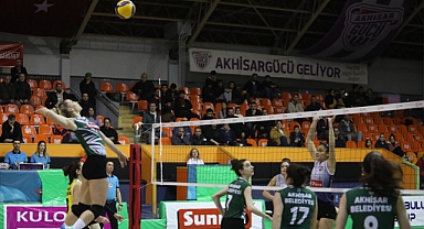 Akhisar Belediyespor voleybol takımı, Torbalı'yı 3-2 yendi