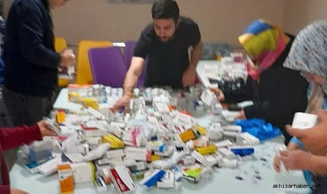 Akhisar'da deprem bölgesine tıbbi malzeme desteği