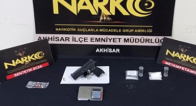Akhisar'da durdurulan 2 araçta uyuşturucu madde bulundu