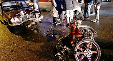 Akhisar'da feci kazada motosiklet sürücüsü yaralandı