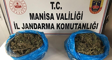 Akhisar'da Jandarmayı gören şüpheli araç esrarı atıp kaçmak istedi