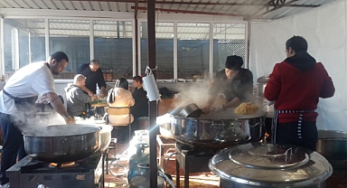 Akhisarlı öğrencilerin mutfağı Osmaniye'de 8 bin kişiye yemek dağıtıyor