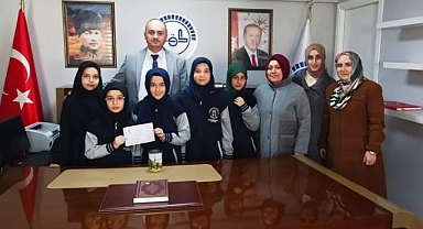 Kız Anadolu İmam Hatip öğrencileri kumbaralarını bağışladı