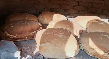 Köylü kadınlardan deprem bölgesine köy ekmeği desteği
