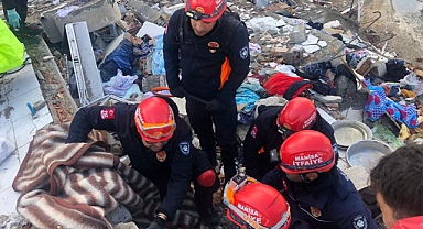 Manisa Büyükşehir Belediyesi Afet Bölgesinde Arama-Kurtarma Çalışmalarına Başladı