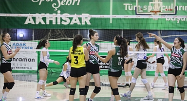 Akhisar Belediye Voleybol son maçından galip ayrıldı