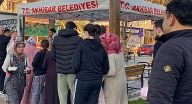Akhisar Belediyesi, iftar için 8 noktada sıcak yemek dağıtıyor