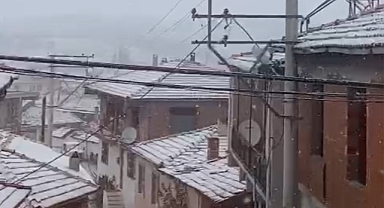 Akhisar'da 29 Mart sabahına kar yağışı ile kalktılar