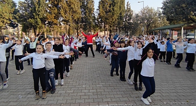 Akhisar Gençlik Merkezi'nden öğrencilere eğlenceli sabah sporu