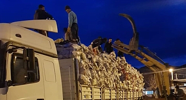 Akhisar İsaca Mahallesinden deprem bölgesine odun desteği