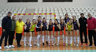Akhisargücü Kadın Voleybol Takımı son maçında gülen taraf oldu