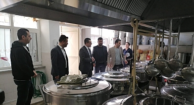 Akhisarlı öğrenciler 3 ilçede 4500 öğrenciye sıcak yemek hazırlıyor
