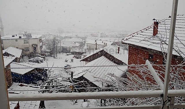 Demirci'nin köylerine Nisan'da kar sürprizi