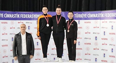 Madalya canavarı Ayşe Begüm Onbaşı Türkiye Şampiyonu oldu