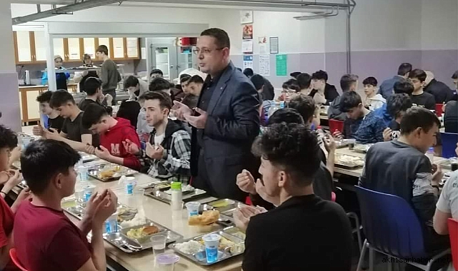 Pansiyonda kalan lise öğrencileri iftarda buluştu