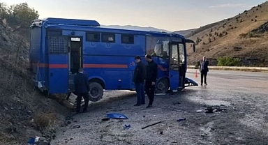 Soma'da cezaevi nakil aracı TIR ile çarpıştı: 6'sı asker 9 yaralı