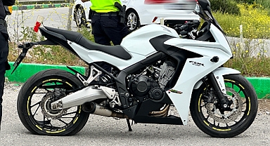 Akhisar çıkışında motosiklet ile otomobil kazası 1 yaralı
