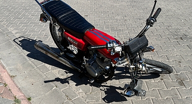 Akhisar'da gölet yolunda otomobil ile motosiklet çarpıştı 2 yaralı