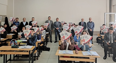 Akhisar'da öğrencilere ücretsiz yardımcı kitapları dağıtıldı