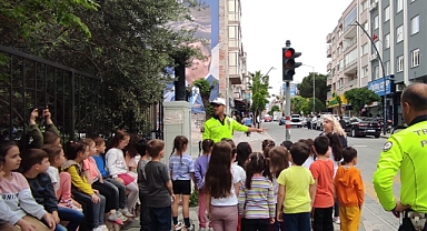 Minikler polis amcalarından trafik eğitimi aldı