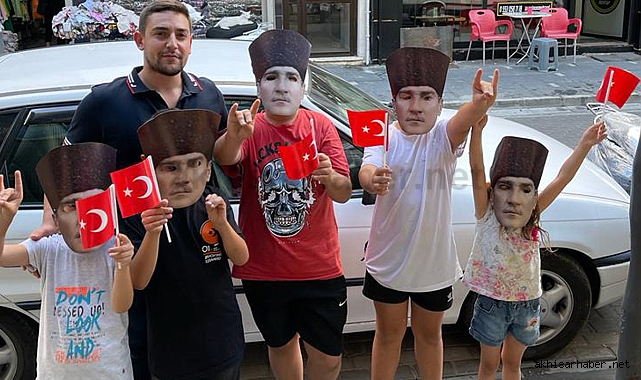 Akhisar Ülkü Ocakları Zafer Bayramı öncesi Türk Bayrağı ve Atatürk maskesi dağıttı