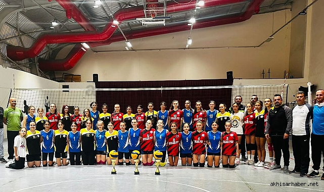 Cumhuriyetin 100.yılında Ülkü Ortaokulu yıldız kızlar voleybol takımı şampiyon oldu