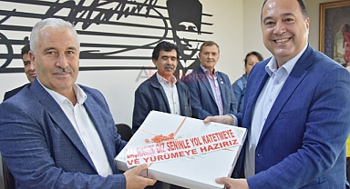 Akhisarlı muhtarlardan Başkan Besim Dutlulu'ya teşekkür ziyareti