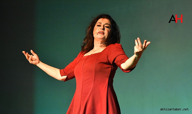 Nazan Kesal'dan Akhisar'da Anlamlı Performans: Yaralarım Aşktandır