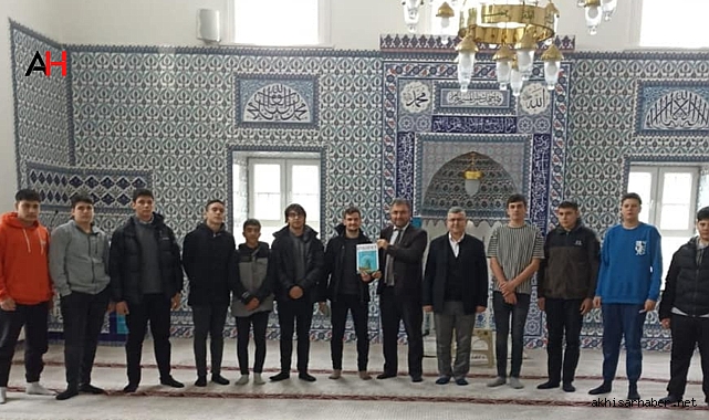 Akhisar'da Değerler Eğitimi: Gençler Cami Gençlik Halkasında Buluştu