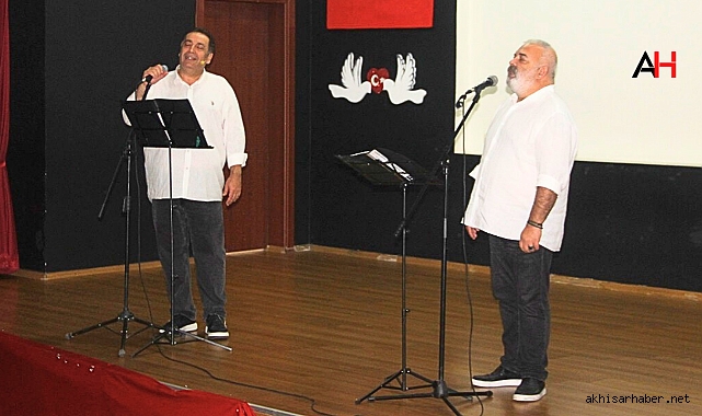 Akhisar'da Zaman Tüneli: '80'ler 90'lar Gülümseten Hatıralar' Gösterisine Büyük Alkış!