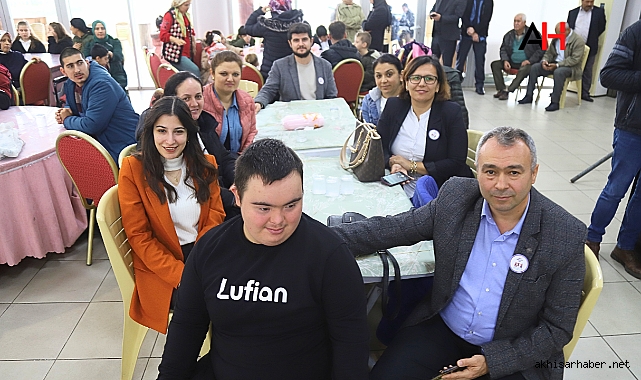 Akhisar Gölet Büyük Salon'da Engelliler Günü Şöleni