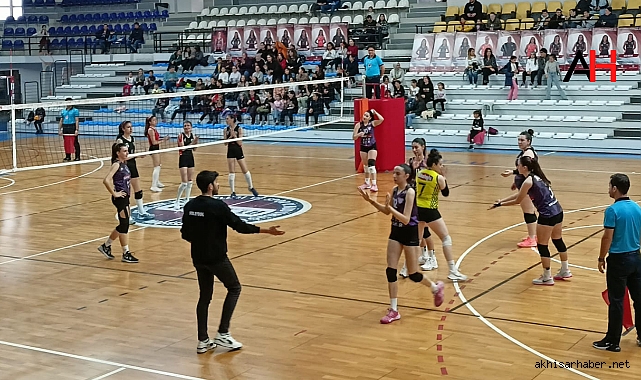 Akhisargücü Kadın Voleybol takımı Turgutlu'dan 1 puan aldı