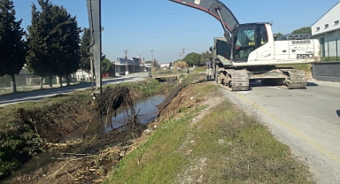 Akhisar Hürriyet Mahallesi'nde MASKİ'den 2 Kilometrelik Dere Temizliği