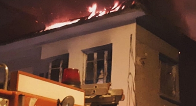Manisa'da  Metruk Ev Yangını Söndürüldü