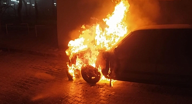 Manisa'nın Kula İlçesinde Tehlikeli Anlar: Park Edilmiş Otomobil Alev Aldı