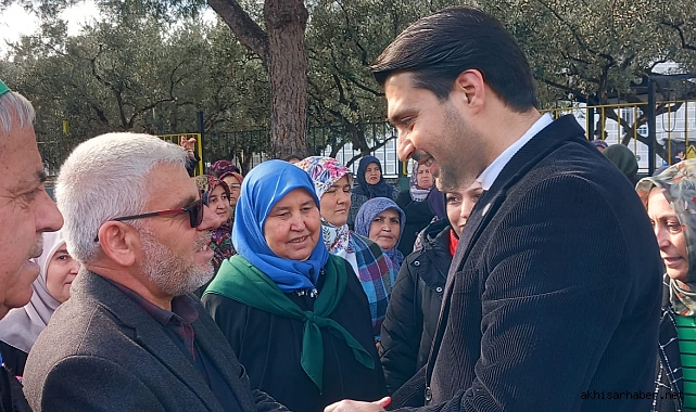 Umreye gidecek olan vatandaşlardan Hızır Şenol'a sevgi seli