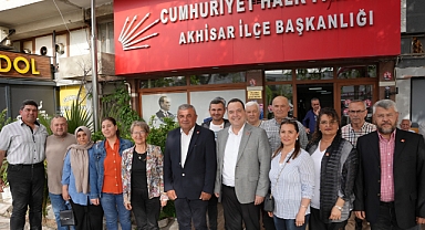 Akhisar'da Siyasi Arenada Önemli Bir Gelişme: CHP'ye Katılımlar ve Rozet Takma Töreni