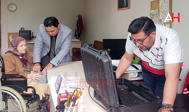 Akhisar'da Yaşlılara Yerinde Kimlik Kartı Hizmeti