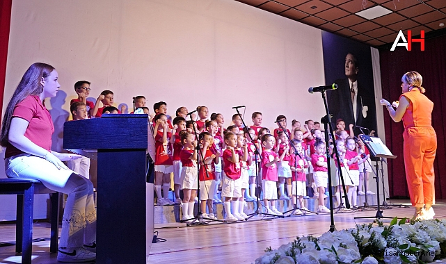 Akhisar Belediyesi Çocuk Korosu Minikler Konseri Mest Etti