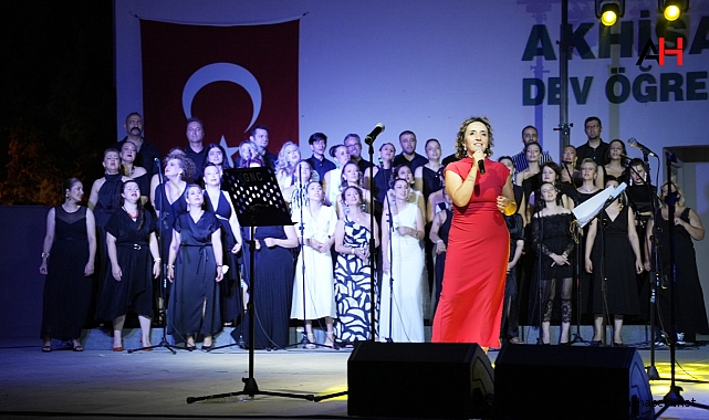 Akhisar Belediyesi Popüler Müzik Korosu, Amfi Tiyatro'da Dördüncü Konserini Verdi