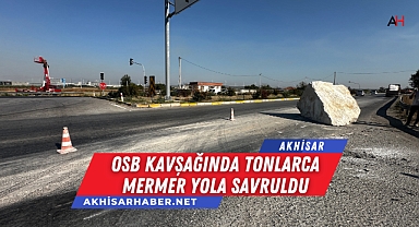 Akhisar OSB Kavşağında Tonlarca Mermer Yola Savruldu