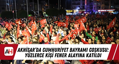 Akhisar'da Cumhuriyet Bayramı Coşkusu: Yüzlerce Kişi Fener Alayına Katıldı