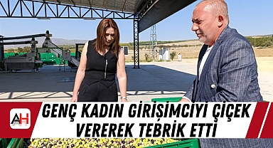 Genç Kadın Girişimciyi Çiçek Vererek Tebrik Etti