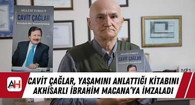 Cavit Çağlar, Yaşamını Anlattığı Kitabını Akhisarlı İbrahim Macana'ya İmzaladı