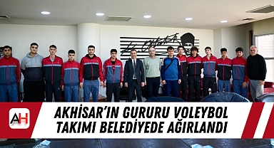 Akhisar'ın gururu voleybol takımı belediyede ağırlandı
